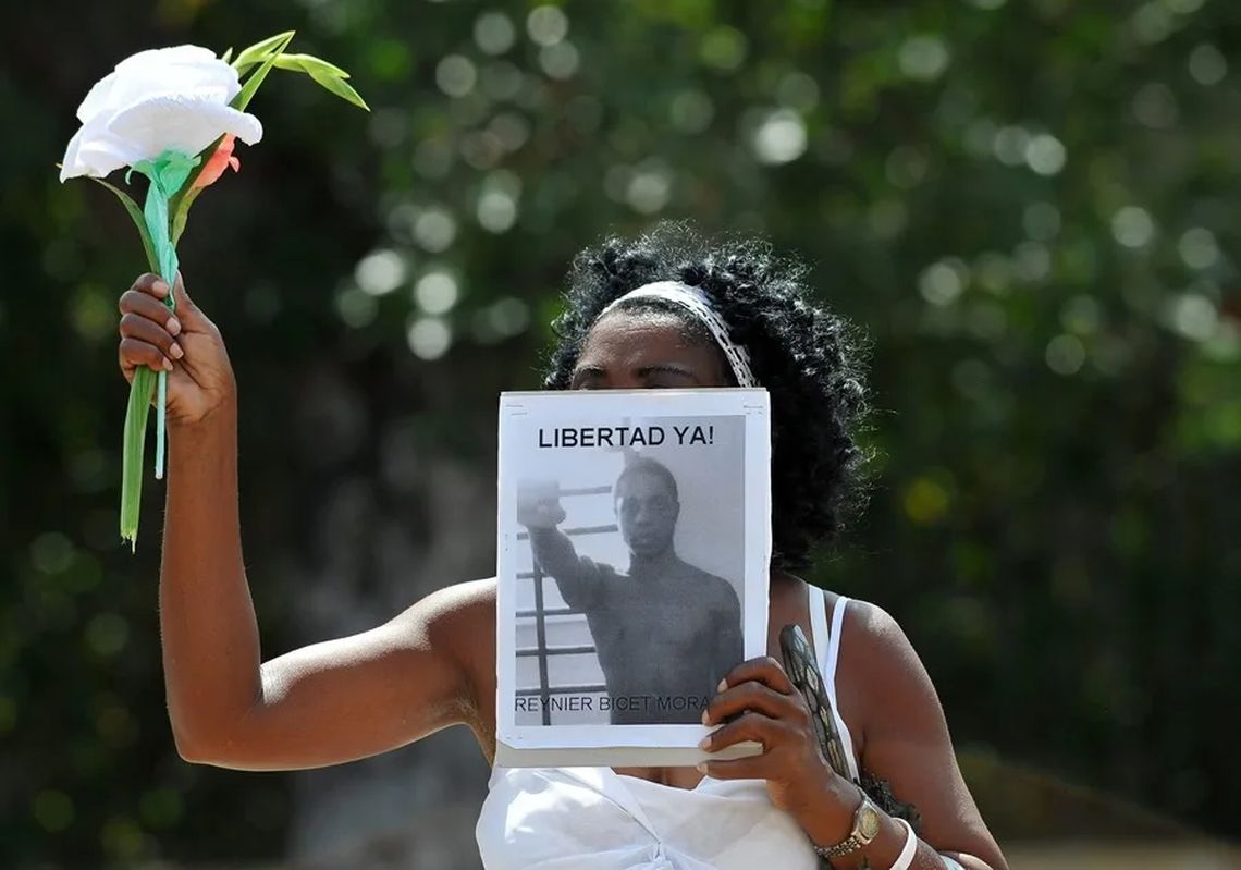 Cuba indulta a 2 mil presos