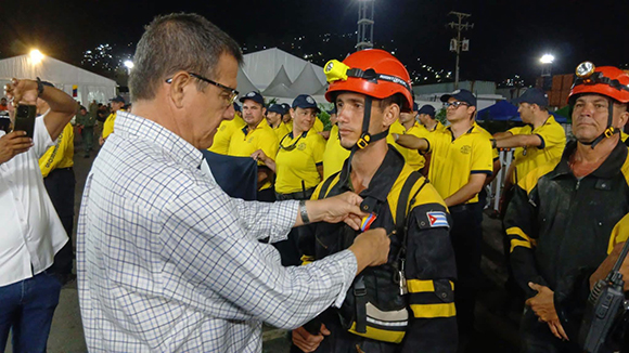 Venezuela condecora a brigada cubana de rescatistas por labor tras sismos