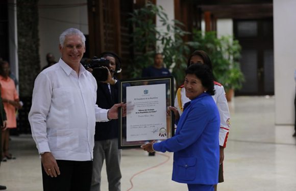 Díaz-Canel entrega condecoraciones