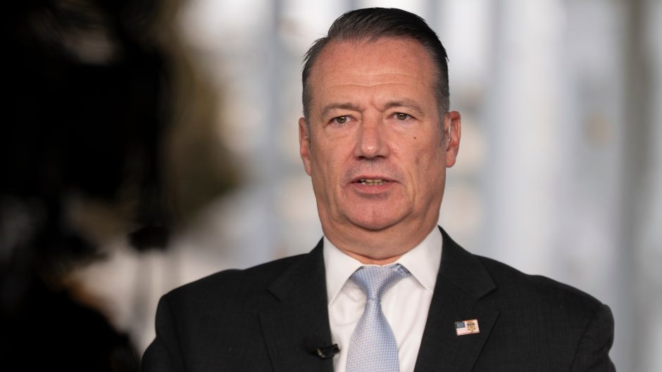 Todd Lyons renuncia como director del ICE