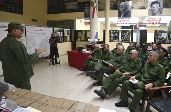 Díaz-Canel inspecciona Zona de Defensa “Carmelo” en La Habana