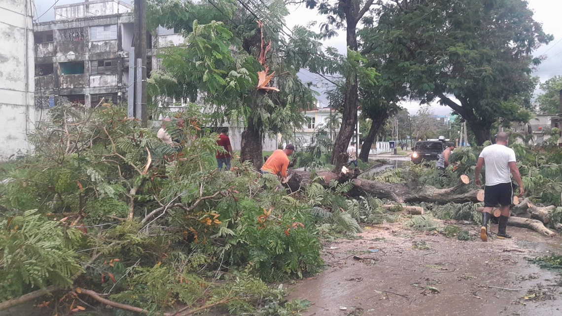 Tormenta severa en Bayamo causa daños en viviendas y red eléctrica