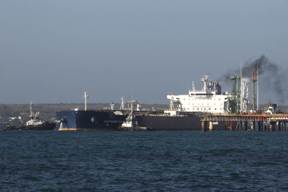 Cuba: reservas de petróleo en barco ruso durarán hasta finales de abril