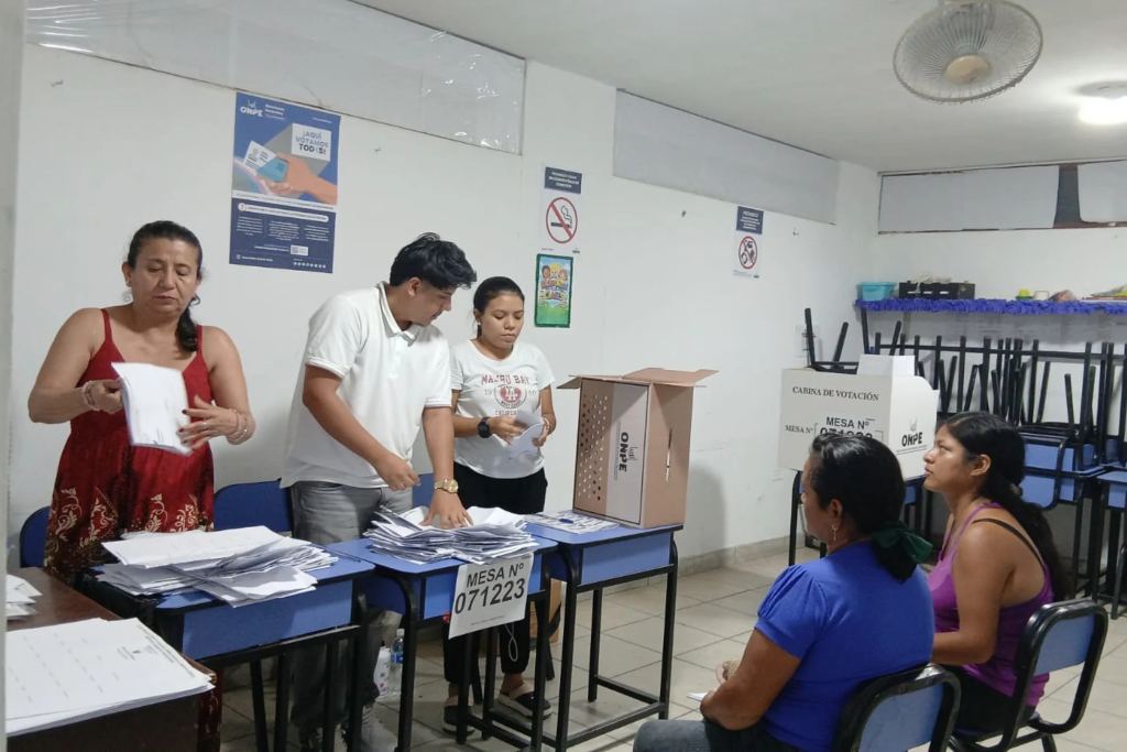 Perú extiende comicios en 211 mesas por fallas logísticas