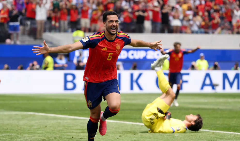 Merino mantiene vivo el sueño de España