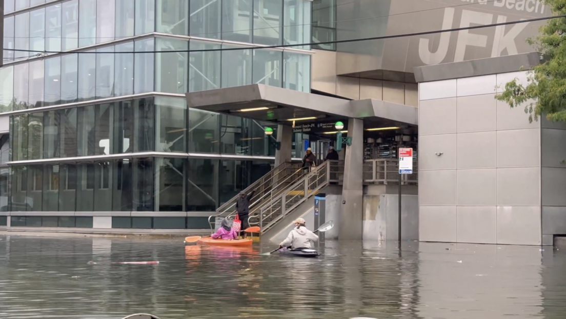 Inundaciones en Nueva York: residentes de Queens usan kayaks para llegar al metro