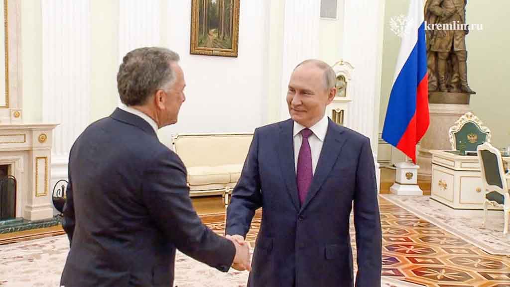 Putin recibe a enviados de Trump en el Kremlin para negociar paz en Ucrania