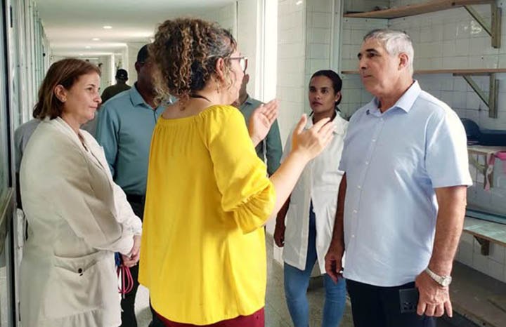 Viceprimer ministro cubano visita Hospital Ramón González Coro
