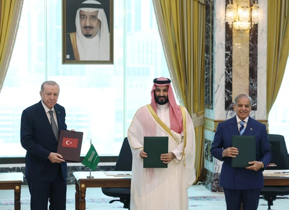 Arabia Saudita, Pakistán y Turquía firman pacto de defensa