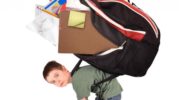 Expertos advierten sobre riesgos de mochilas escolares sobrecargadas