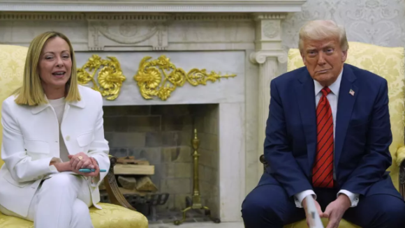 Giorgia Meloni atónita con Trump