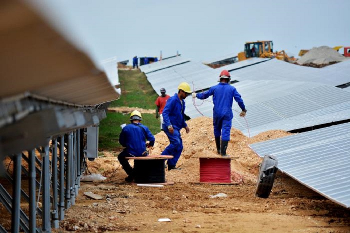 Cuba mantendrá escasez de combustible para aviones hasta abril