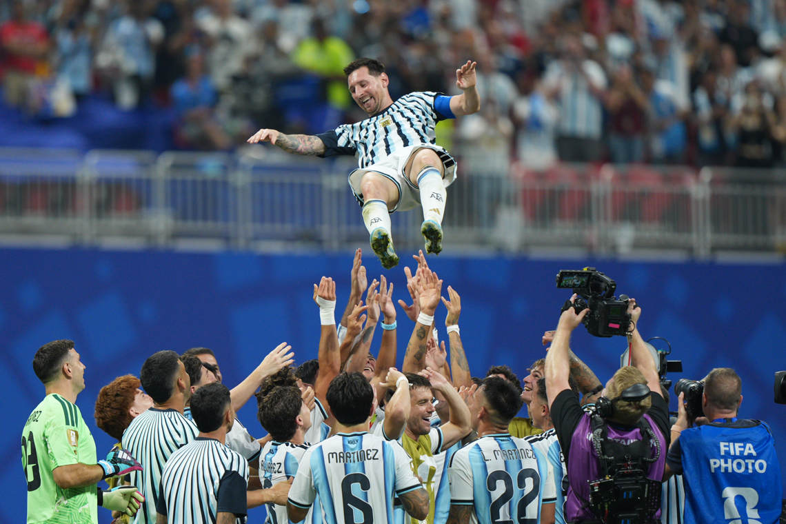 Argentina avanza con dificultad en su defensa del título mundial