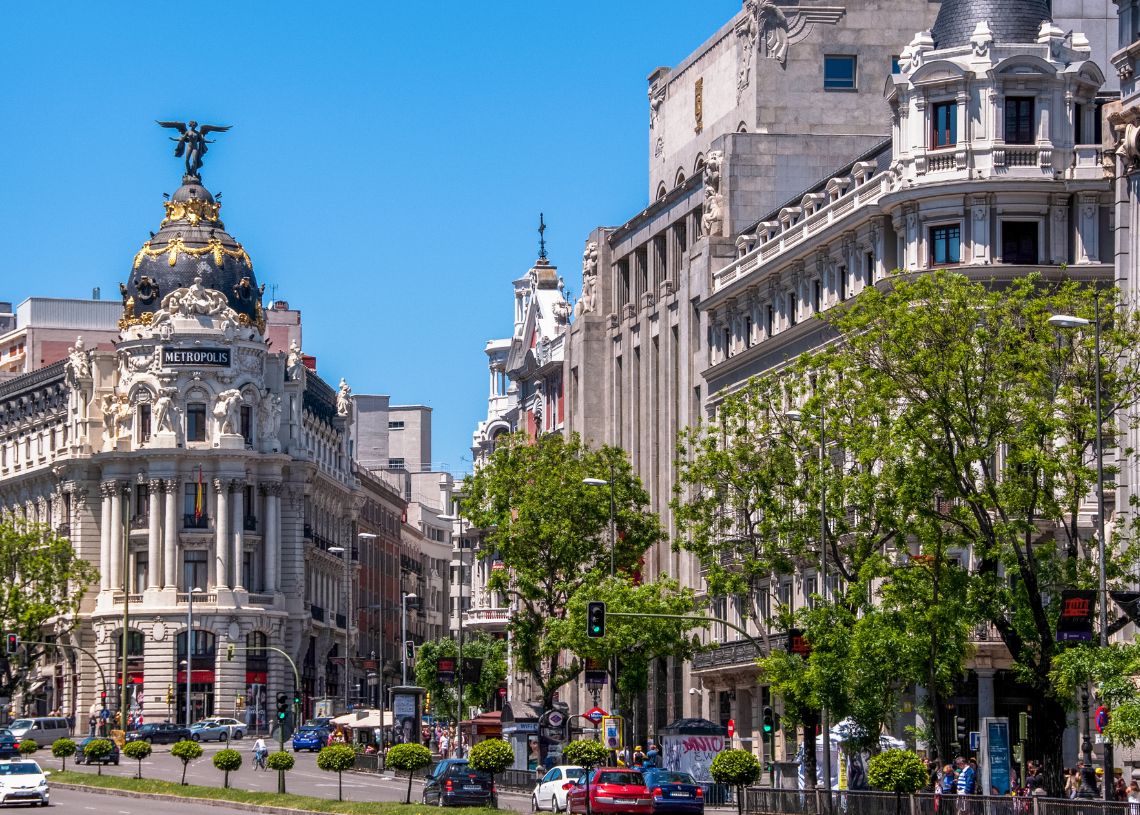 España aprueba regularización extraordinaria de inmigrantes, beneficiando a cubanos