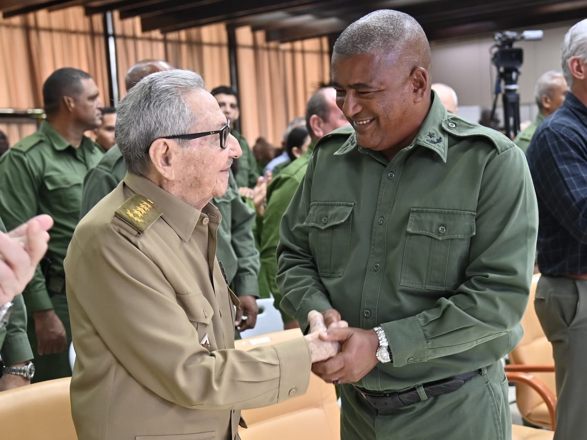Raúl Castro y Díaz-Canel conmemoran 65 años de la Dirección de Seguridad Personal