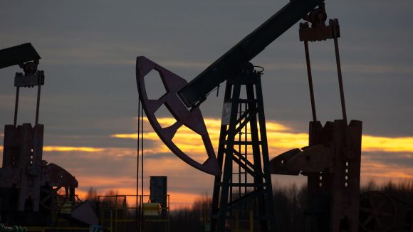 Rusia obtiene $150 millones diarios por alza del petróleo tras cierre del Estrecho de