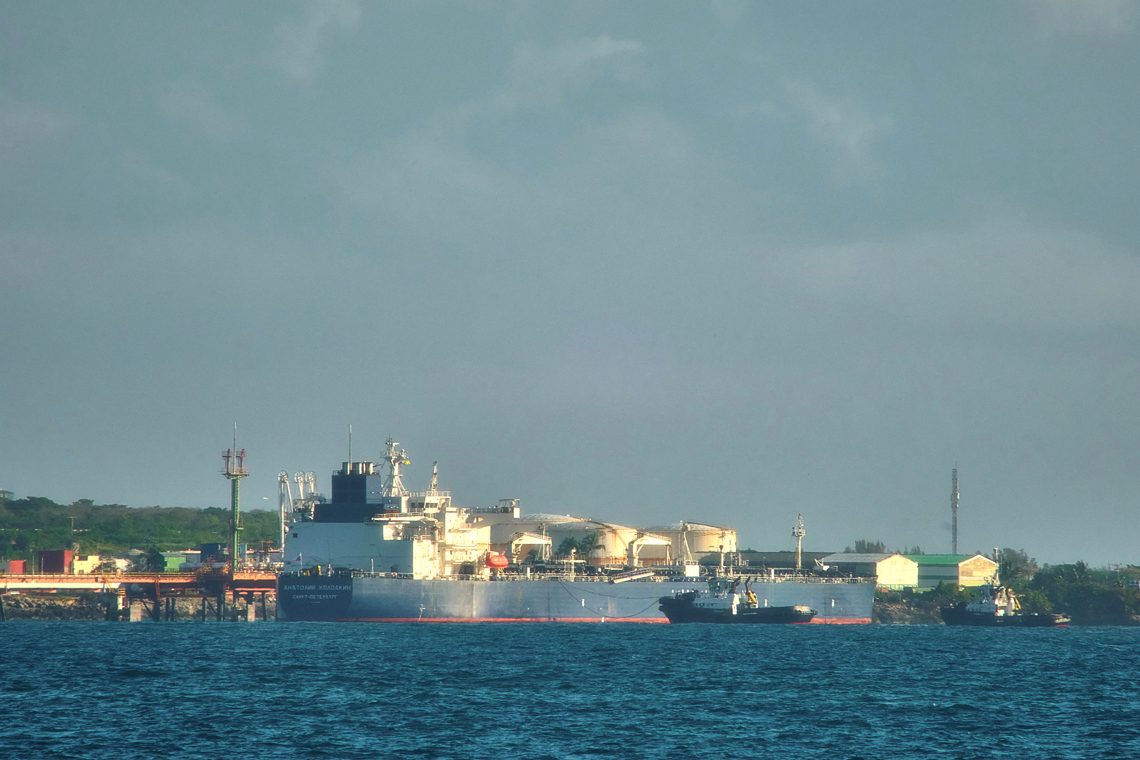 Flota de tanqueros cubana permanece inactiva tres meses a la espera de petrolero ruso