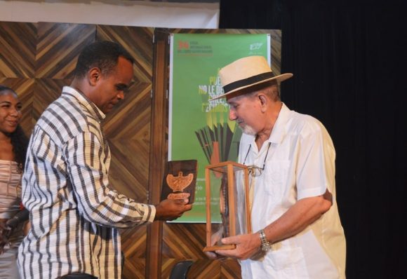 Historiador de Baracoa recibe el Cemí de Gran Tierra de Maisí, símbolo de Guantánamo