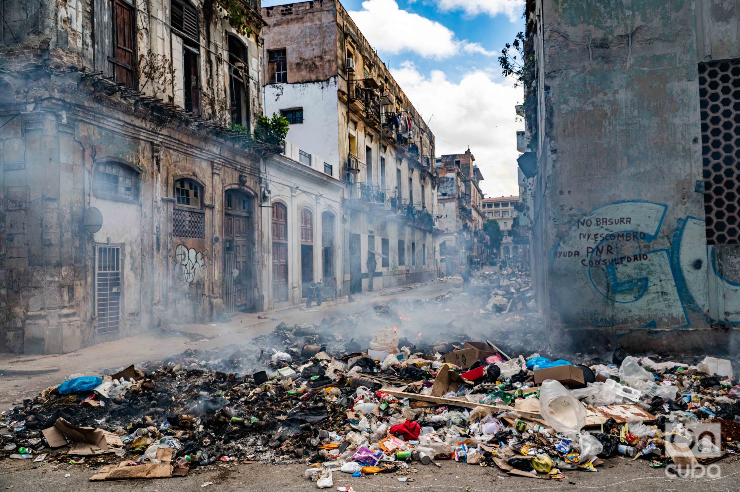 Acumulación de basura en la esquina de Consulado y Virtudes genera preocupación