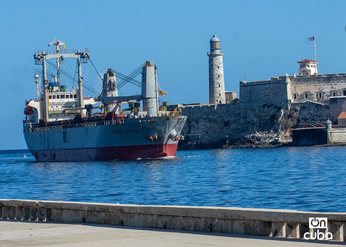 Ayuda humanitaria desde Colombia llega a Cuba en barco