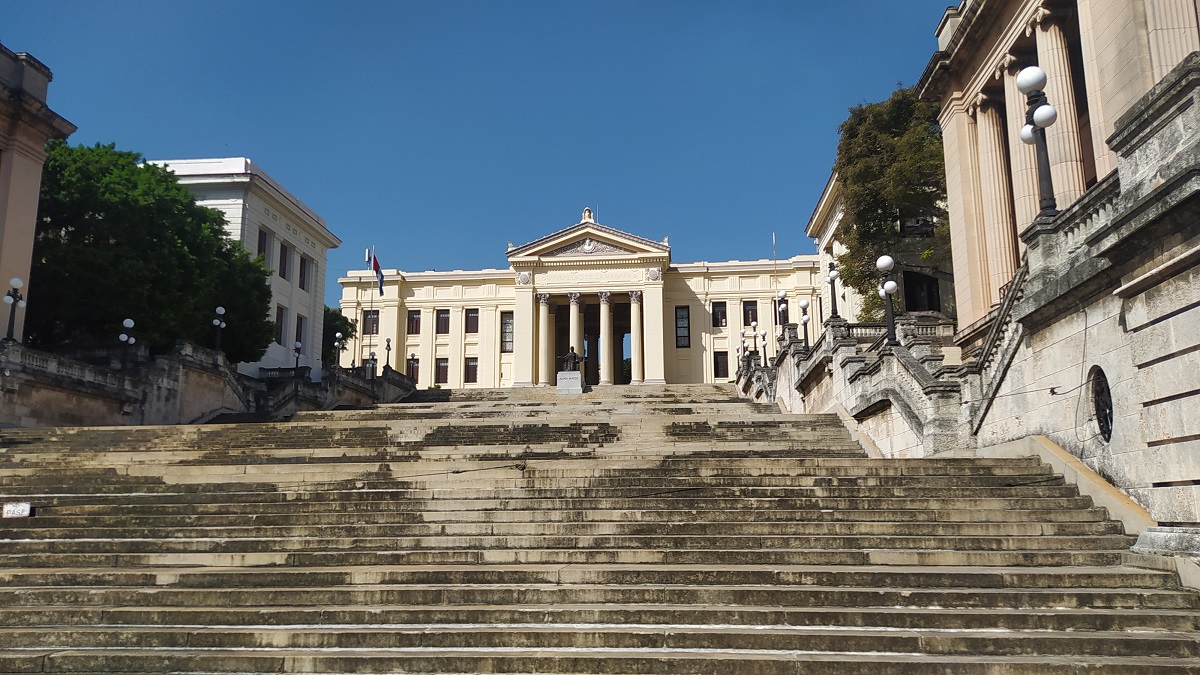 Cuba pospone exámenes universitarios por crisis de combustible