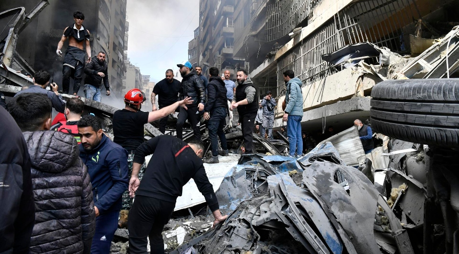 Israel bombardea Líbano y deja decenas de muertos, amenazando la tregua regional