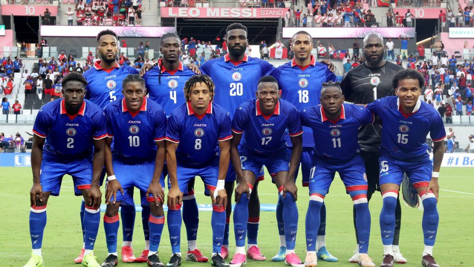 FIFA ordena modificar camiseta de Haití por elementos considerados políticos