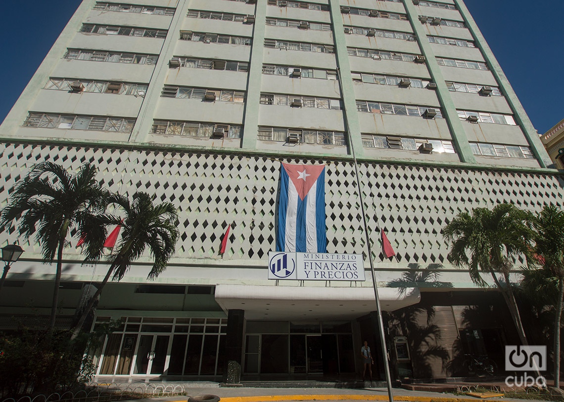 Cuba reduce ministerios