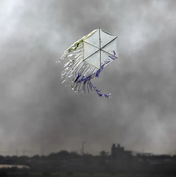 Poema refleja tensión en Gaza: cometas como símbolo de resistencia