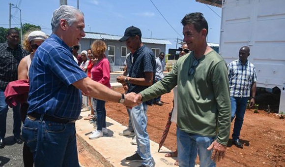 Díaz-Canel entrega viviendas en Playa