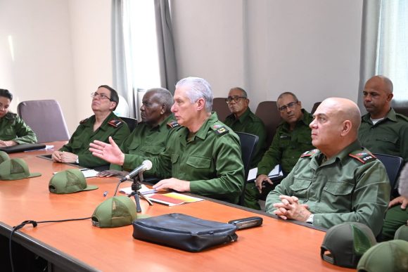 Díaz-Canel supervisa preparación para la defensa en Consejo de Zona Cubanacán