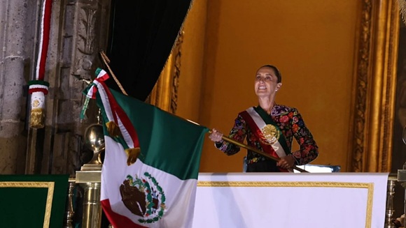 Sheinbaum lidera desfile por 216 años de Independencia de México con histórico sobrevuelo