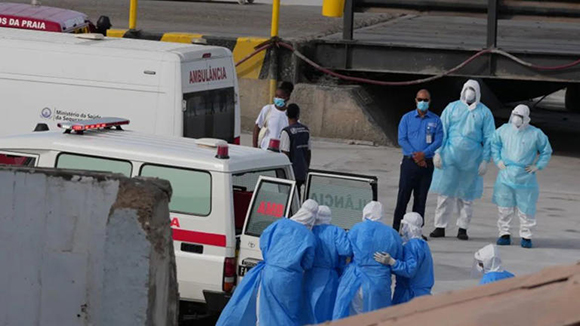 Médico estadounidense atiende brote de hantavirus en crucero