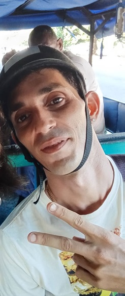 Joven conductor de triciclo eléctrico conmueve a pasajeros con gesto solidario en La