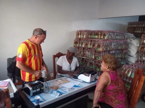 Venta de aceite en Las Tunas establece nuevo precio tras eliminación de topes en Cuba