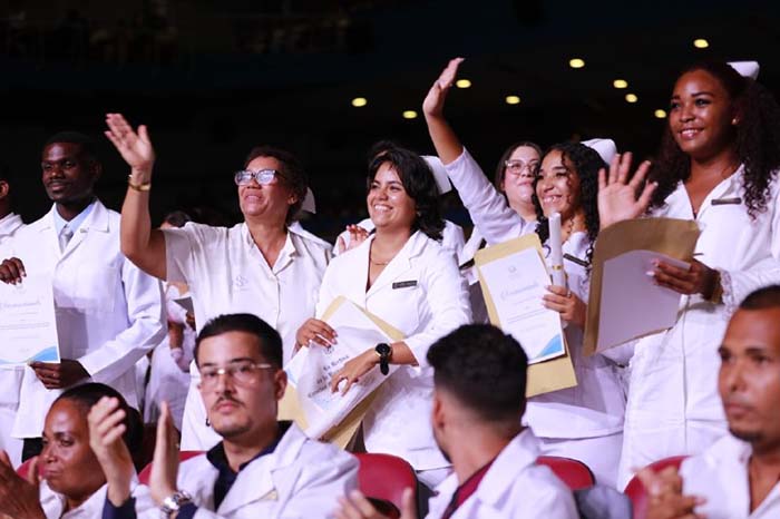 La Universidad de Ciencias Médicas de La Habana gradúa a casi 2000 profesionales