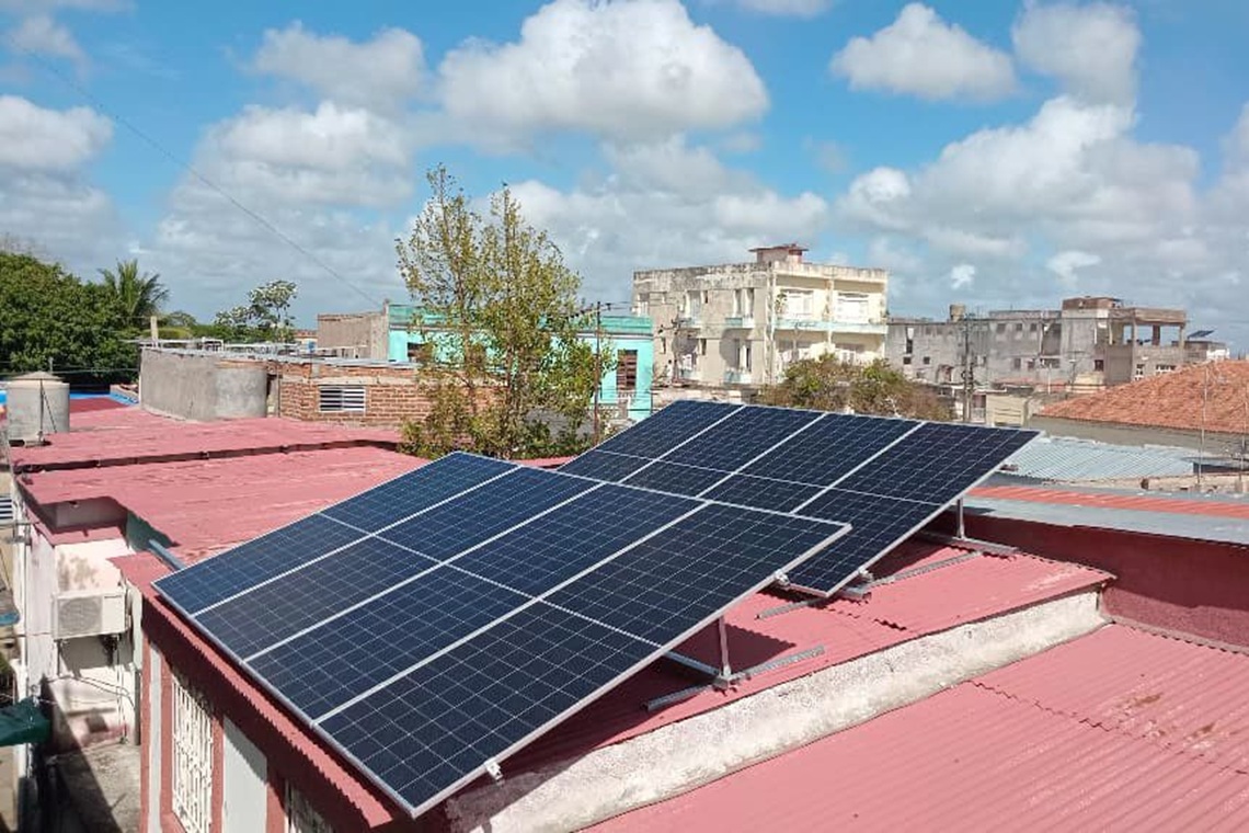Cuba flexibiliza permisos para paneles solares
