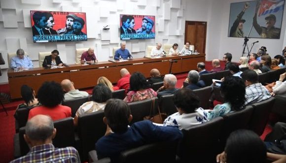 Díaz-Canel se reúne con medios en Día de la Prensa Cubana