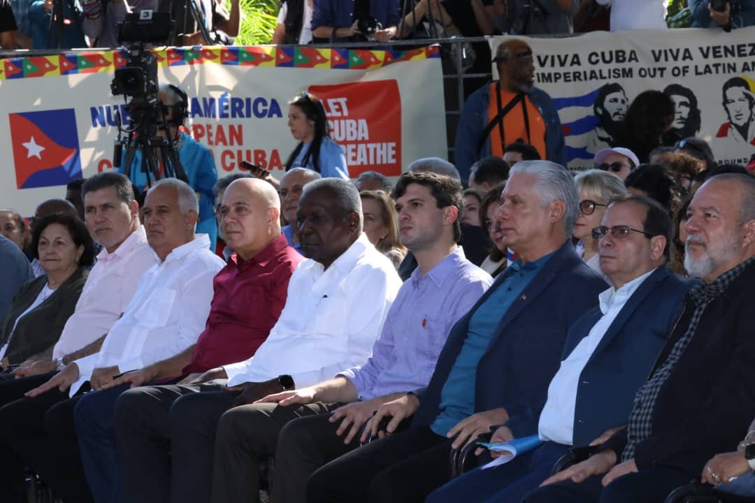 Díaz-Canel recibe al convoy solidario Nuestra América en La Habana