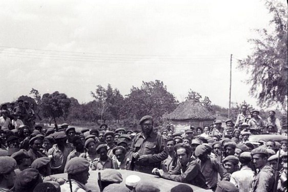 Fidel Castro proclama el carácter socialista de la Revolución Cubana tras la invasión de