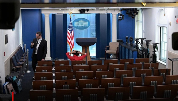 Medios estadounidenses demandan a Trump por veto a la Casa Blanca
