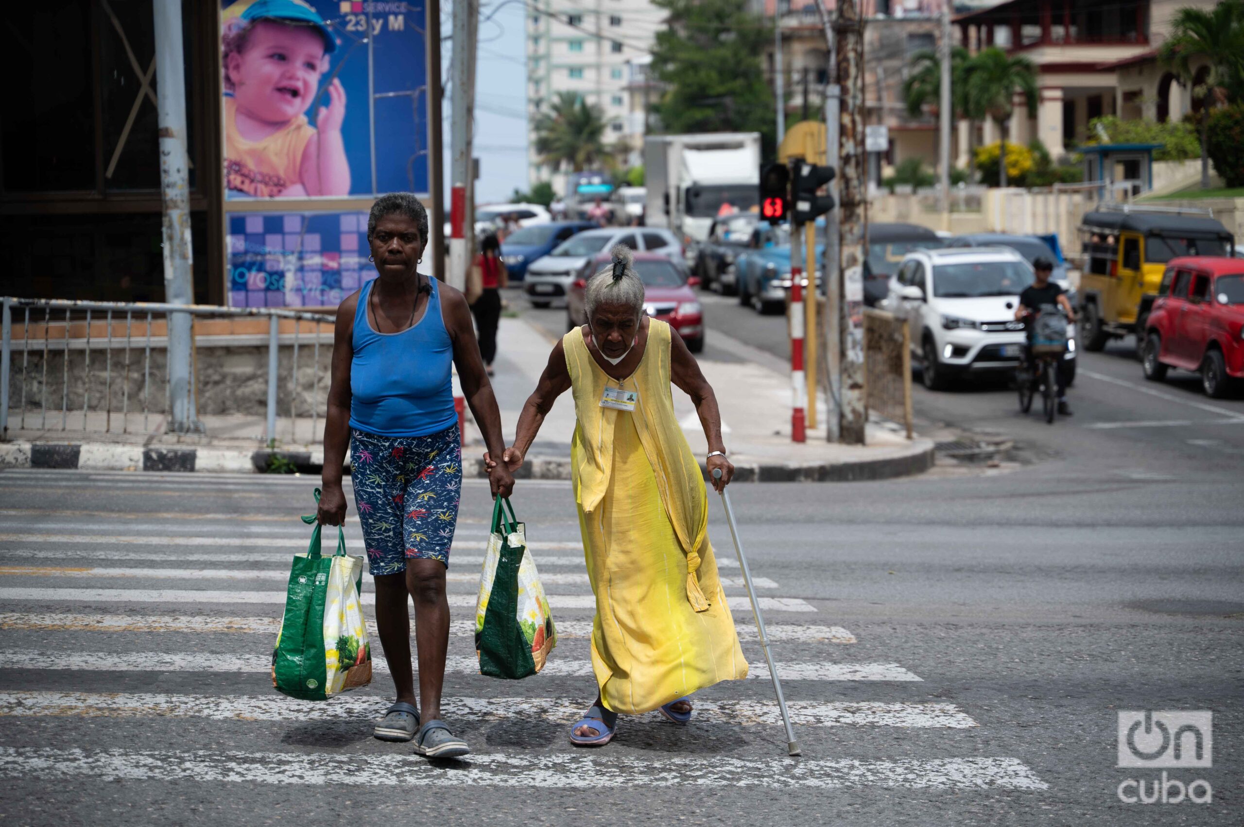 Cubanas enfrentan múltiples crisis: escasez, apagones y falta de medicamentos