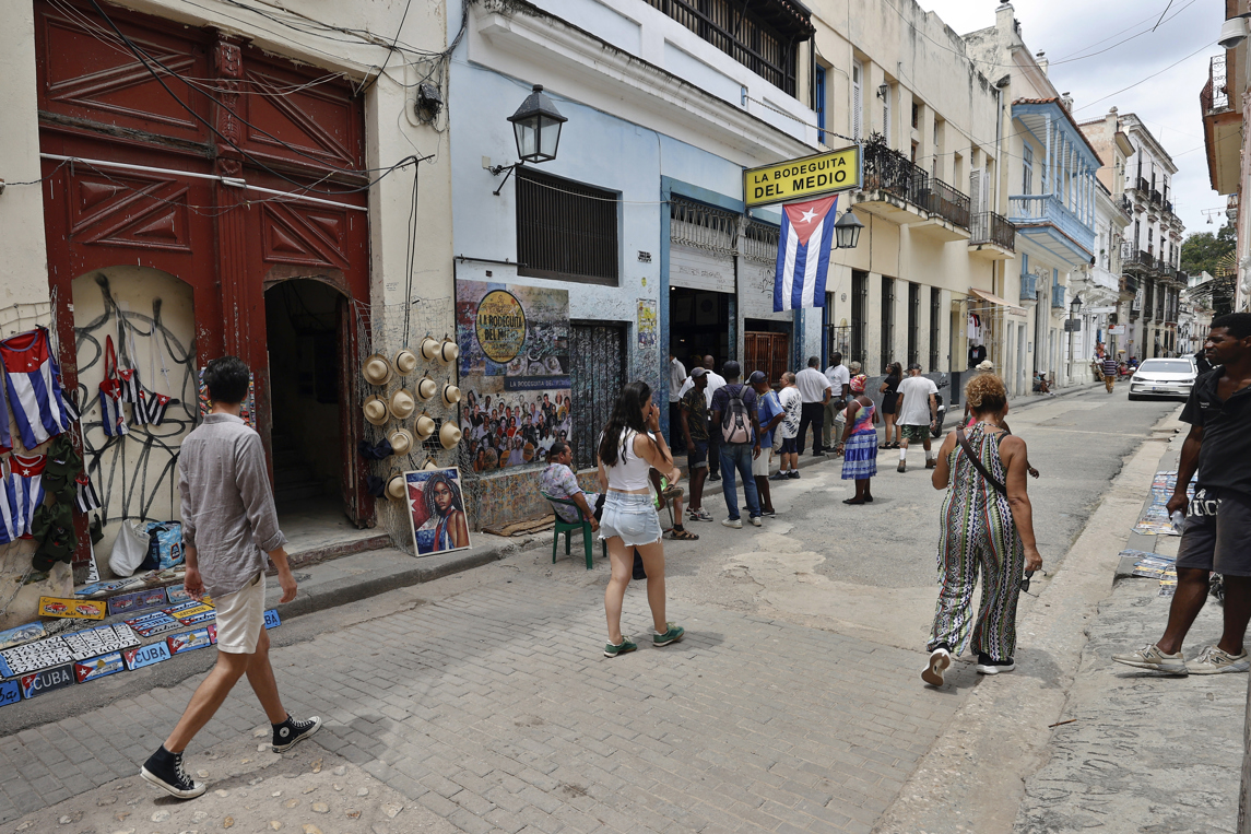Cuba lanza proyecto de recogida de basura con triciclos eléctricos en el Vedado