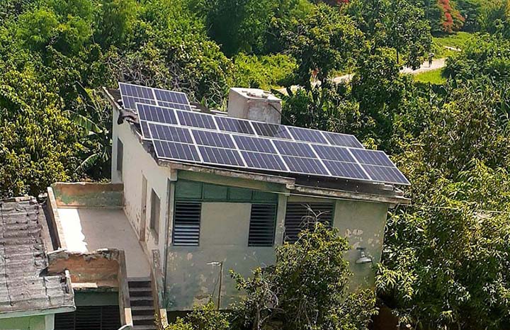Cruz Roja dona equipos solares a centros de salud rurales en Holguín, Cuba