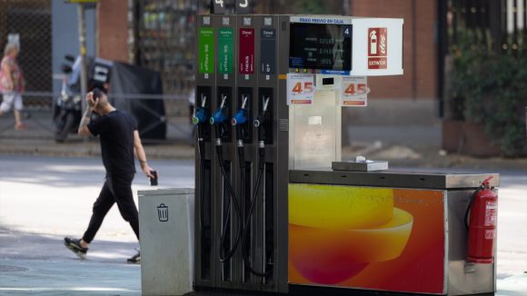 Subida de carburantes en Europa: Gobiernos bajo presión ante elecciones 2027