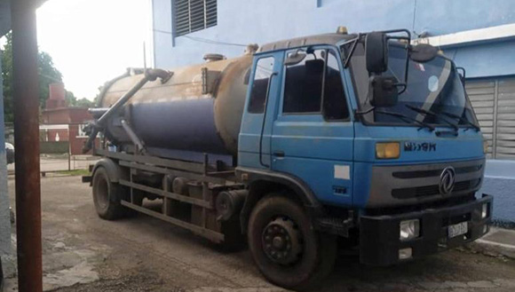Detienen camión con 6 000 litros de combustible ilegal