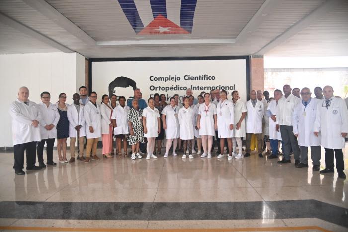 Díaz-Canel visita centro ortopédico Frank País
