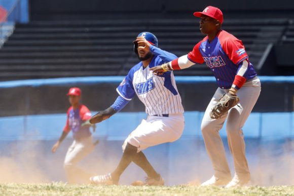 Industriales derrota a Artemisa 10-5 y se acerca al liderato en la Liga Élite de Béisbol