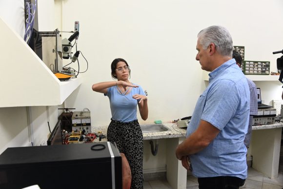 Díaz-Canel respalda proyectos innovadores del Instituto de Cibernética, Matemática y