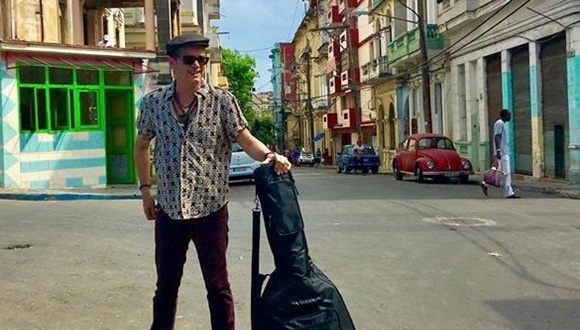Santiago Auserón defiende a Cuba